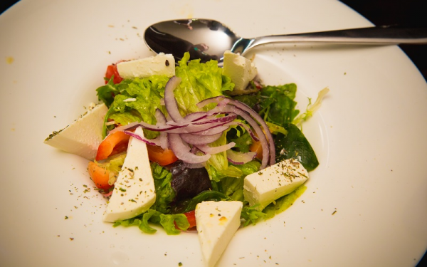 Салат овощной с копченой фетой